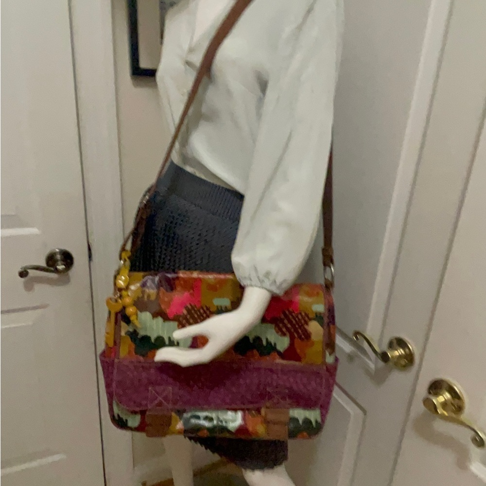 Fossil leather bag with long adjustable straps. Great clean condition